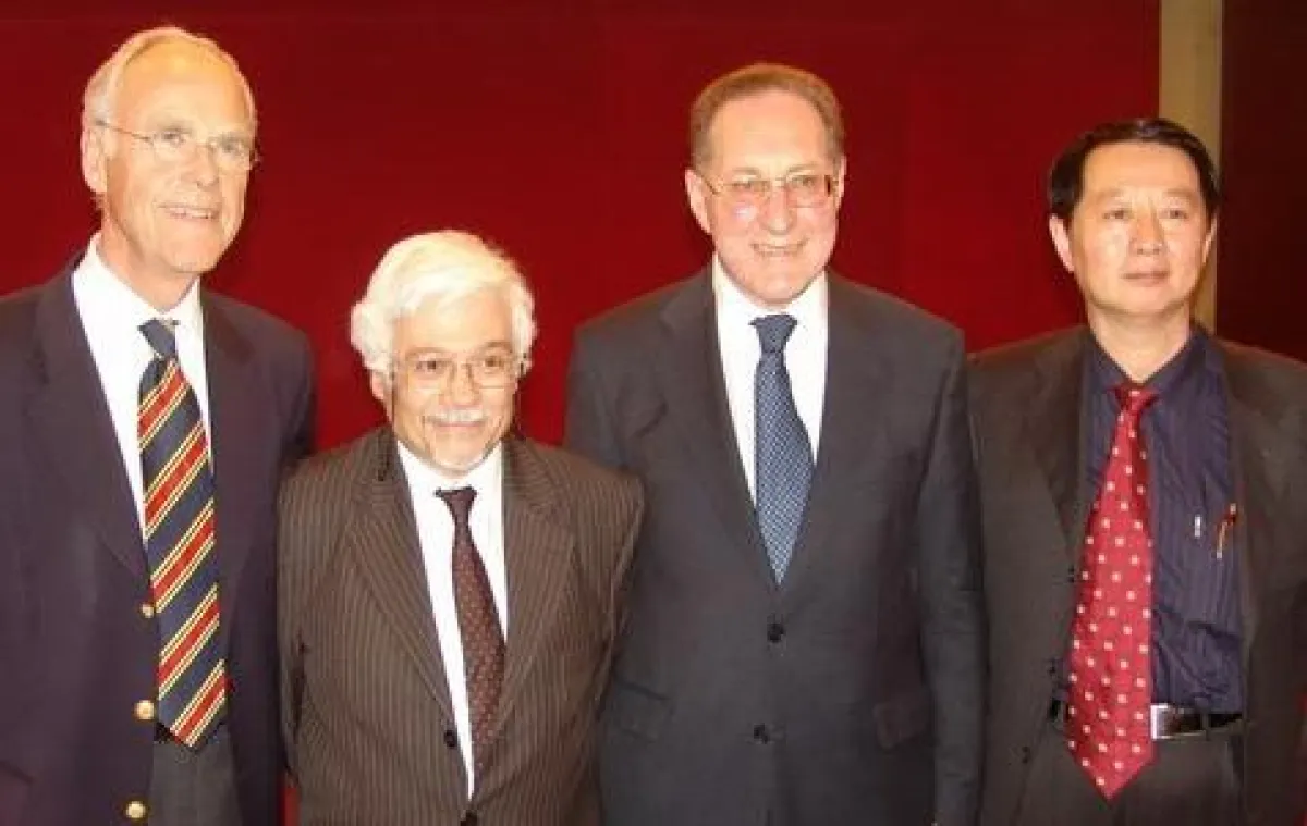 nach Verabschiedung der IANR Deklaration von Peking (v.l.n.r.): Klaus von Wild (D), Wagih S El Masri (UK), Geoffrey Raisman (UK), Hongyun Huang (China)