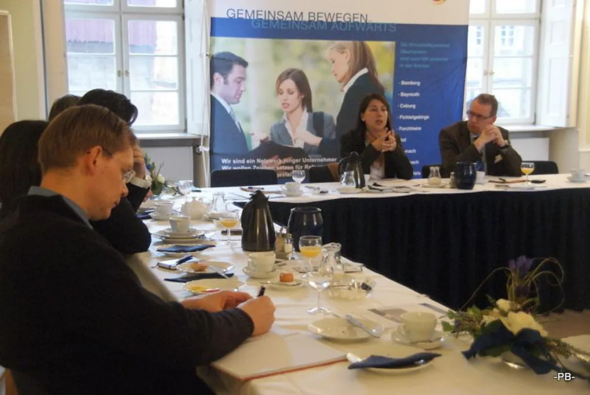 Unser Foto zeigt Staatssekretärin Katja Hessel im Gespräch mit oberfränkischen Wirtschaftsjunioren.
