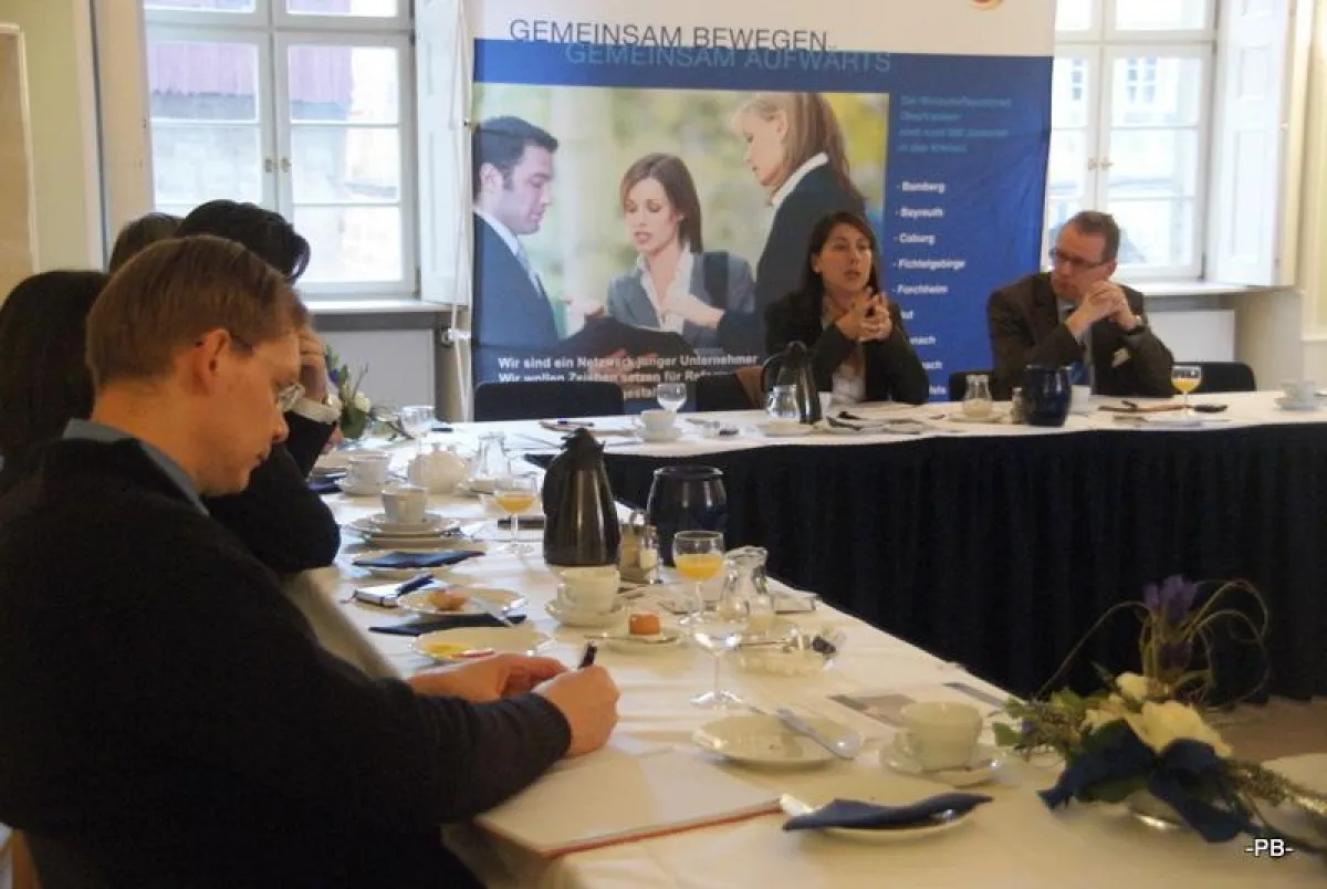 Unser Foto zeigt Staatssekretärin Katja Hessel im Gespräch mit oberfränkischen Wirtschaftsjunioren.
