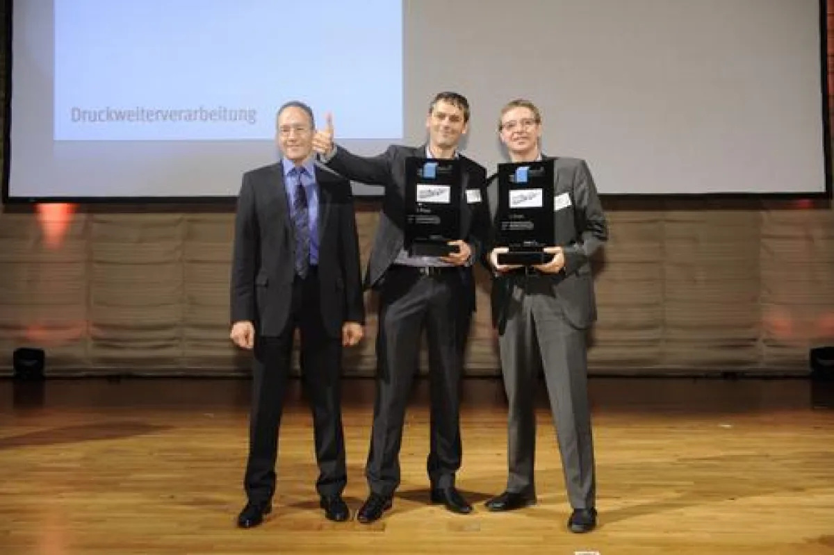 CEO Oliver Zünd (Mitte) und Product Manager Lars Bendixen (rechts) bei der Preisübergabe