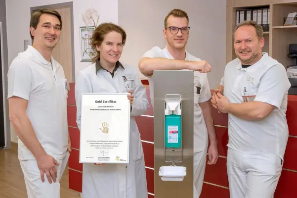 Bild: Knappschaftskrankenhaus für Engagement bei Händehygiene ausgezeichnet