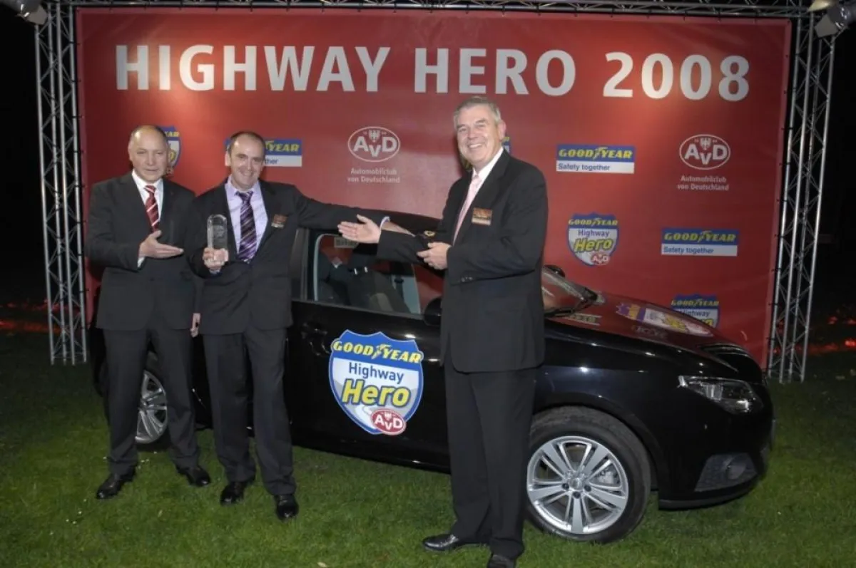 Wolfgang Spinler, Geschäftsführer AvD, (links) und Dr. Rainer Landwehr, Vorsitzender der Geschäftsführung der Goodyear Dunlop Tires Germany GmbH, (rechts) gratulieren Helmut Huber (Mitte) zum Titel Hi