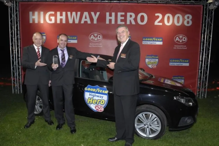 Mutiger Autofahrer rettet Frau vorm Ertrinken und wird „Highway Hero 2008“ Bild: Mutiger Autofahrer rettet Frau vorm Ertrinken und wird „Highway Hero 2008“