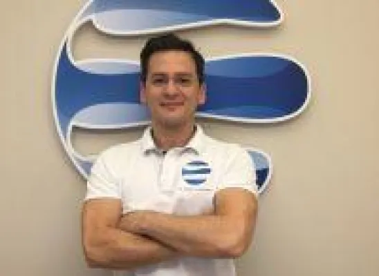 Bild: Dr. Emre Esmer informiert über die besten Erfolge in der Orthopädie