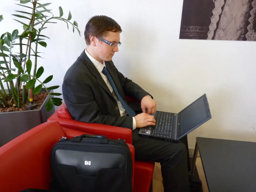 Ob im Master- oder Kontaktstudium – Laptop und Headset genügen, um zu studieren