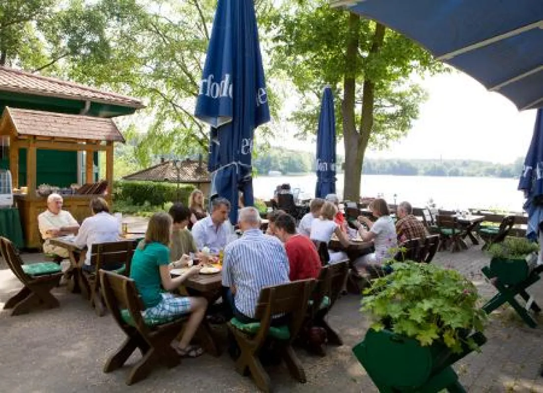 Seeterrasse mit Gästen
