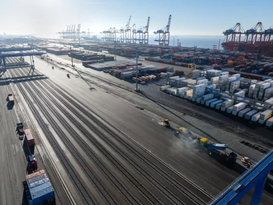 Bild: Hafen- und Containerterminals: Tore zur Welt und Motor der deutschen Wirtschaft 