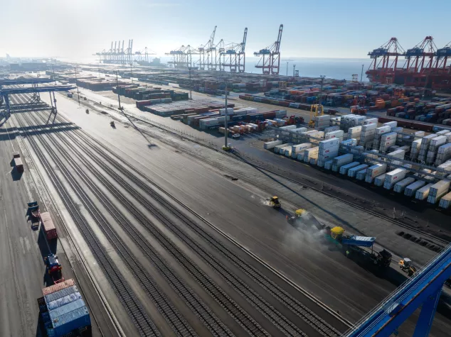 Bild: Hafen- und Containerterminals: Tore zur Welt und Motor der deutschen Wirtschaft 