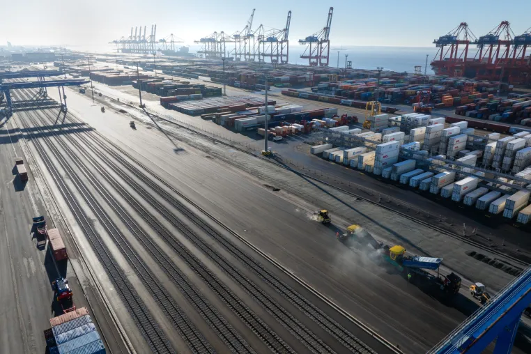 Bild: Hafen- und Containerterminals: Tore zur Welt und Motor der deutschen Wirtschaft 