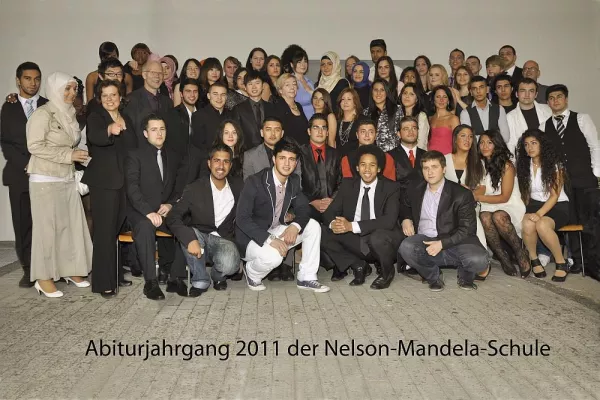 Bild: 63 fröhliche Abiturienten-Gesichter an der Nelson-Mandela-Schule