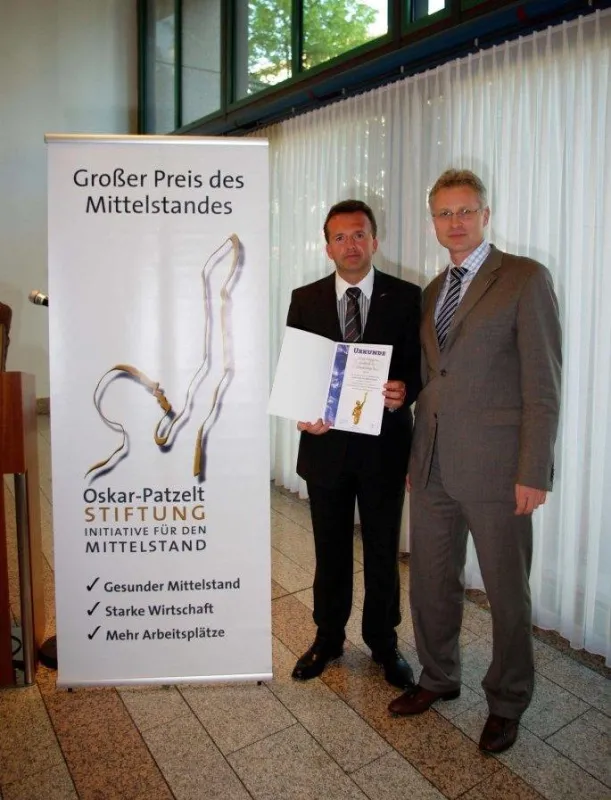 Marcus Matthes (li)  Jürgen Vytvar (re) vom Hotel Müggelsee Berlin mit der Urkunde für die Finalrunde