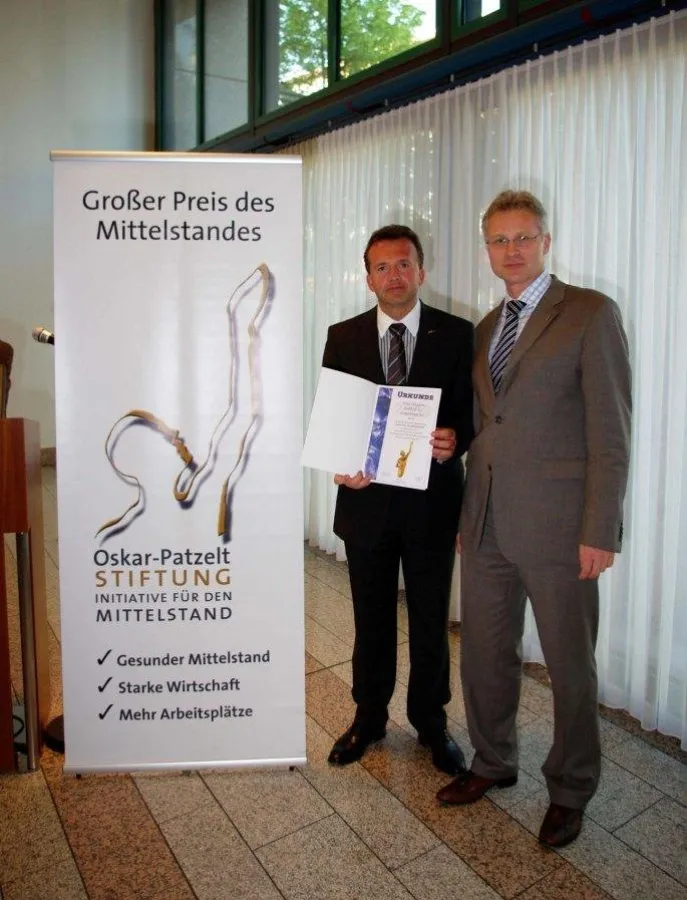 Marcus Matthes (li)  Jürgen Vytvar (re) vom Hotel Müggelsee Berlin mit der Urkunde für die Finalrunde