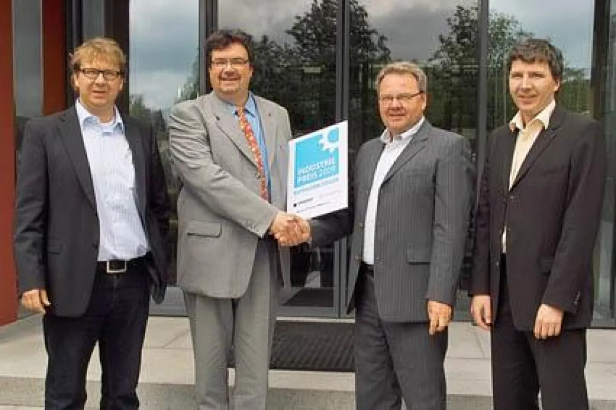 Tom Weber von der Hochschule Landshut (links) übergibt den Innovationspreis Mittelstand an Josef Irlbacher.