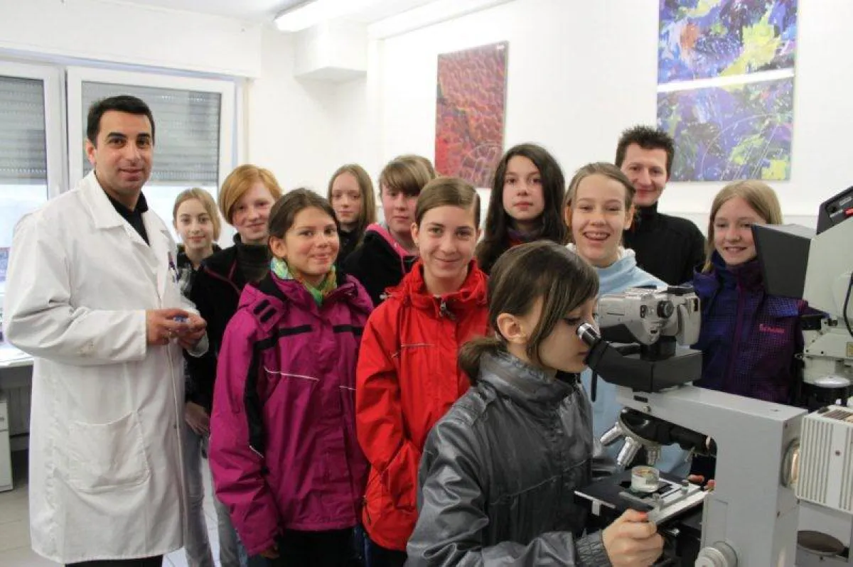 Ausbildungsleiter Konstantinos Pulios (l.) und Fertigungsleiter Francesco Mattia (2.v.r.) begleitete