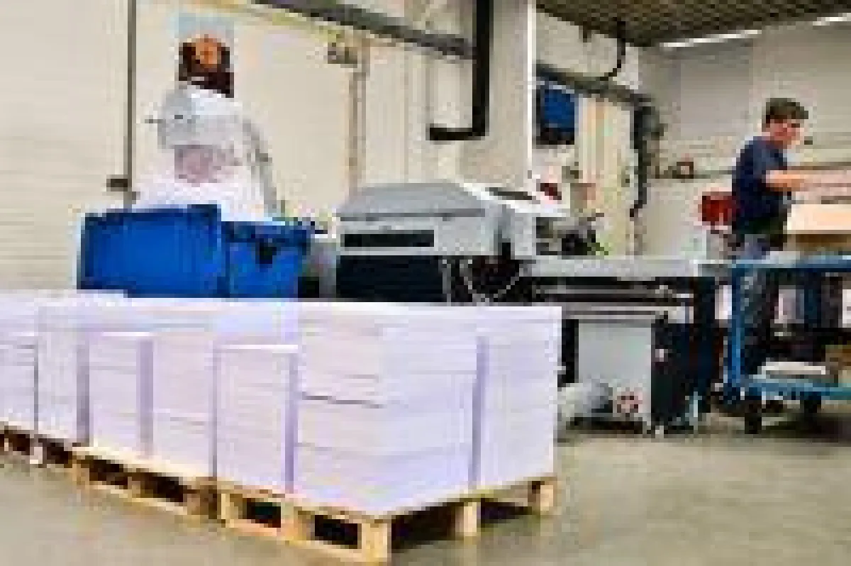 Idealer Partner für den Digitaldruck: variable Produktion rückstichgehefteter Broschüren mit dem StitchLiner Mark III.