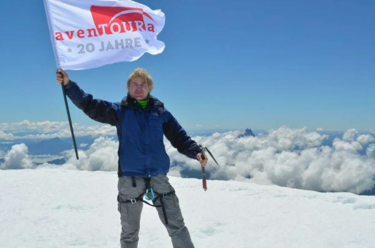 Gerd Deininger hisst die Jubläumsflagge auf dem Vulkan Osorno in Chile