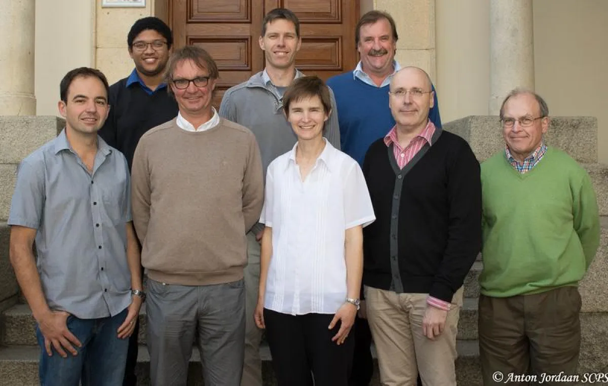Das Lehrpersonal des LRI mit Herbert Stafast (vordere Reihe rechts) und der Direktorin Christine M. Steenkamp (vordere Reihe Mitte), die die erste Doktorandin am LRI war. (Foto: Anton Jordaan SCPS)