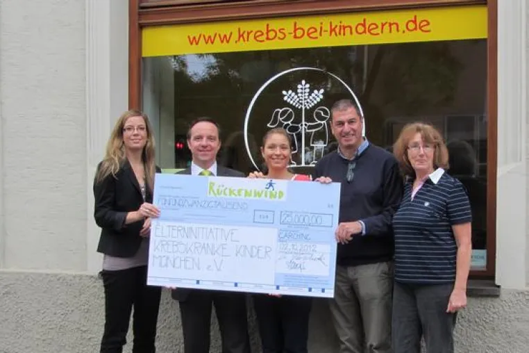 Bild: Rekordspende von 25 000 Euro nach Rückenwindlauf überreicht