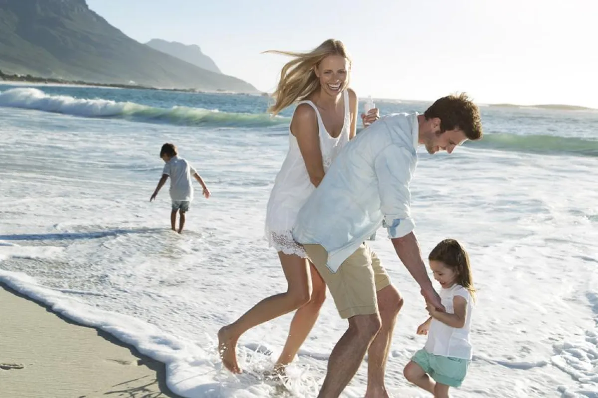 Spinnrad Sommerkosmetik: Familie am Strand