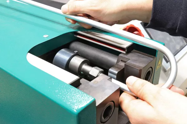 Bild: Schneidringmontage: Neue Werkzeugaufnahme für Rohre mit geringen Biegeradien