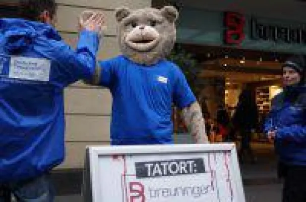 Bild: "Breuni- Bär", das Maskottchen des Warenhauses Breuninger kündigt seinen Job