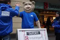 Bild: "Breuni- Bär", das Maskottchen des Warenhauses Breuninger kündigt seinen Job