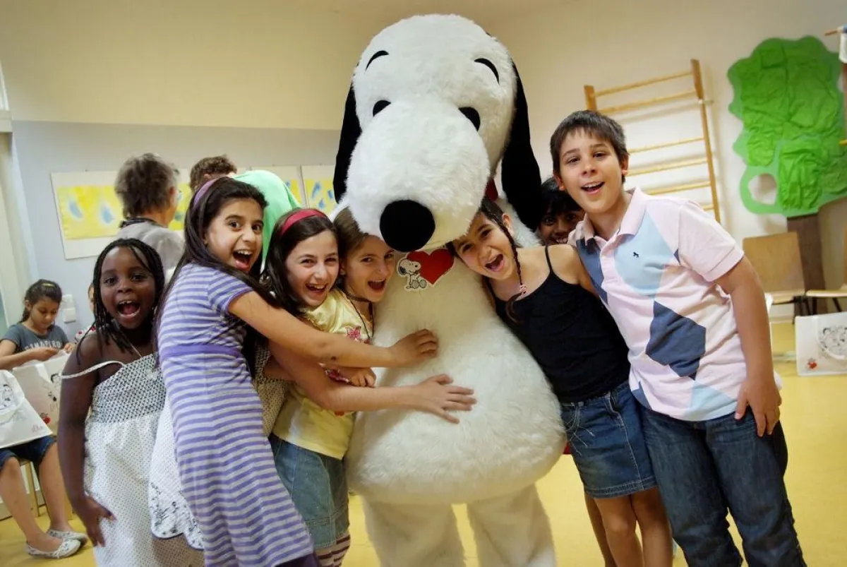 Die Kinder sind begeistert von dem Star aus den Comic Strips ?die PEANUTS? und feiern gemeinsam mit Snoopy seinen 60. Geburtstag.
