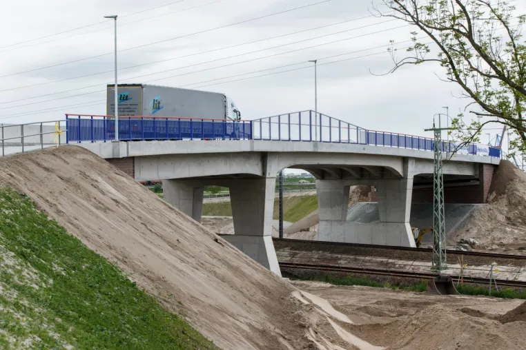 Neue Brücke in Brake für den Verkehr freigegeben Bild: Neue Brücke in Brake für den Verkehr freigegeben