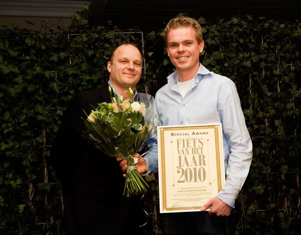 Blumen und Auszeichnung für die stolzen Gewinner des Special Awards 