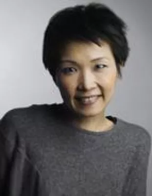 Bild: Feminines Design mit kleinen Ecken und Kanten - Johanna Ho auf der „Fashion Extravaganza"