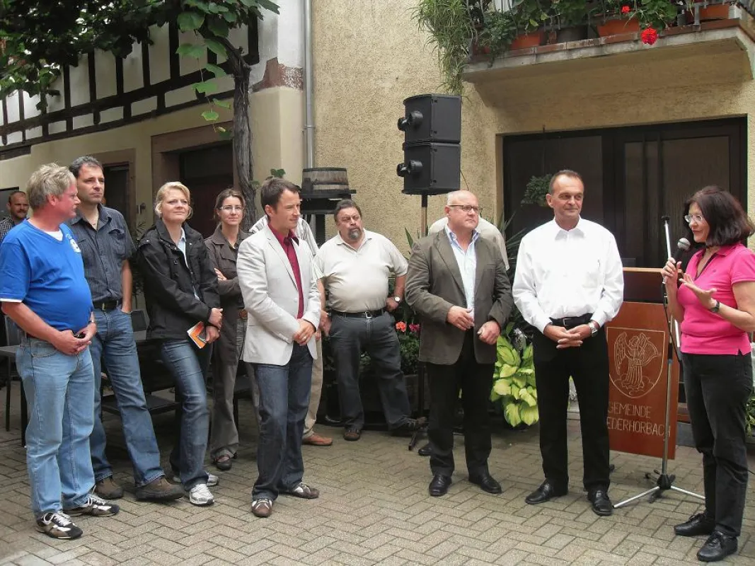 Bei der Eröffnung Frau Landrätin Theresia Riedmaier, Landrat Brechtel, Heinz Schmitt, MDB und Tobias Kelter, Geschäftsführer des Vereins SÜW Bad Bergzabern e.V., im Weingut Fritz Walter in Niederhorb