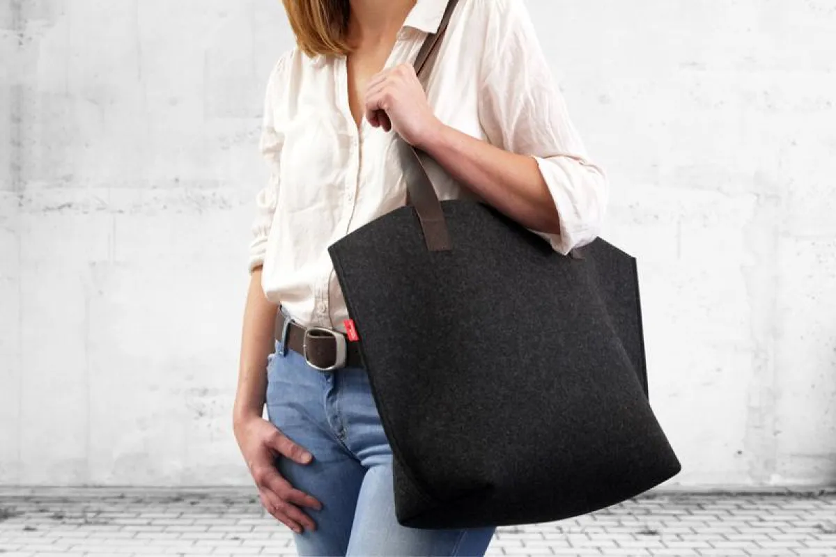 Der großzügige Shopper York aus Merino-Wollfilz