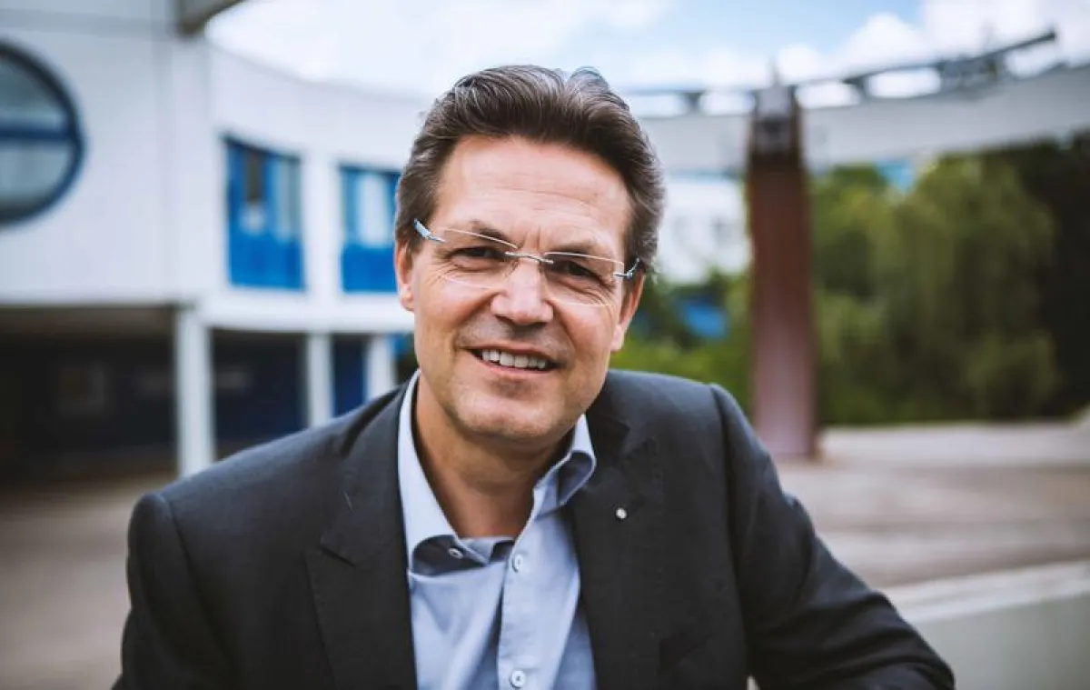 Professor Frank Mücklich (Maximilian Schlosser)