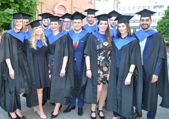 Bild: Prof. Michael Nagy und Wolfgang Dittmann verabschieden 36 Bachelors und 15 Master in Business Management