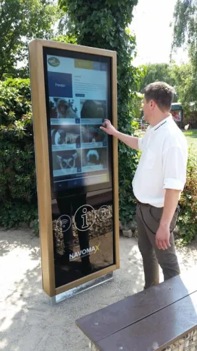 Bild: Einweihung des ersten digitalen Informationsdisplays NAVOMAX® im Tierpark Gettorf