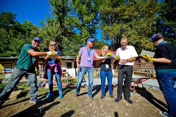 Bild: Social Day auf der Jugendfarm Freiberg/Rot: Mitarbeiter der GWG-Gruppe packten kräftig an