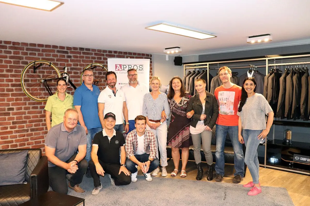 Partner und APROS Team. APROS steht auch nach der Umfirmierung für gute Beratung und Betreuung.
