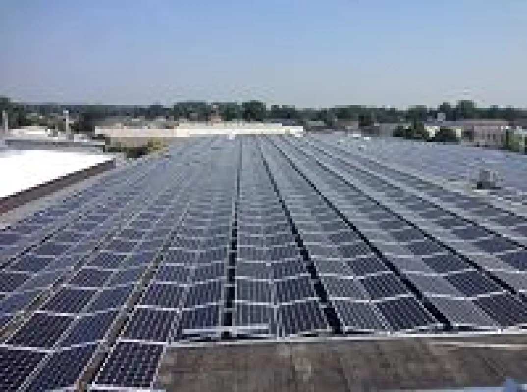 Dank der flexiblen Verschaltung mit insgesamt 27 MT-Wechselrichtern liefert die 500-Kilowatt-Anlage