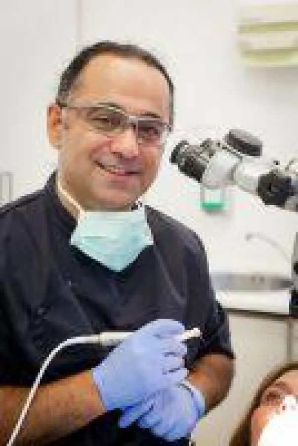 Der Duisburger Zahnarzt Dr. Mustafa Ayna bleibt trotz weltweiter Nachfrage seinen Duisburger Patienten treu.