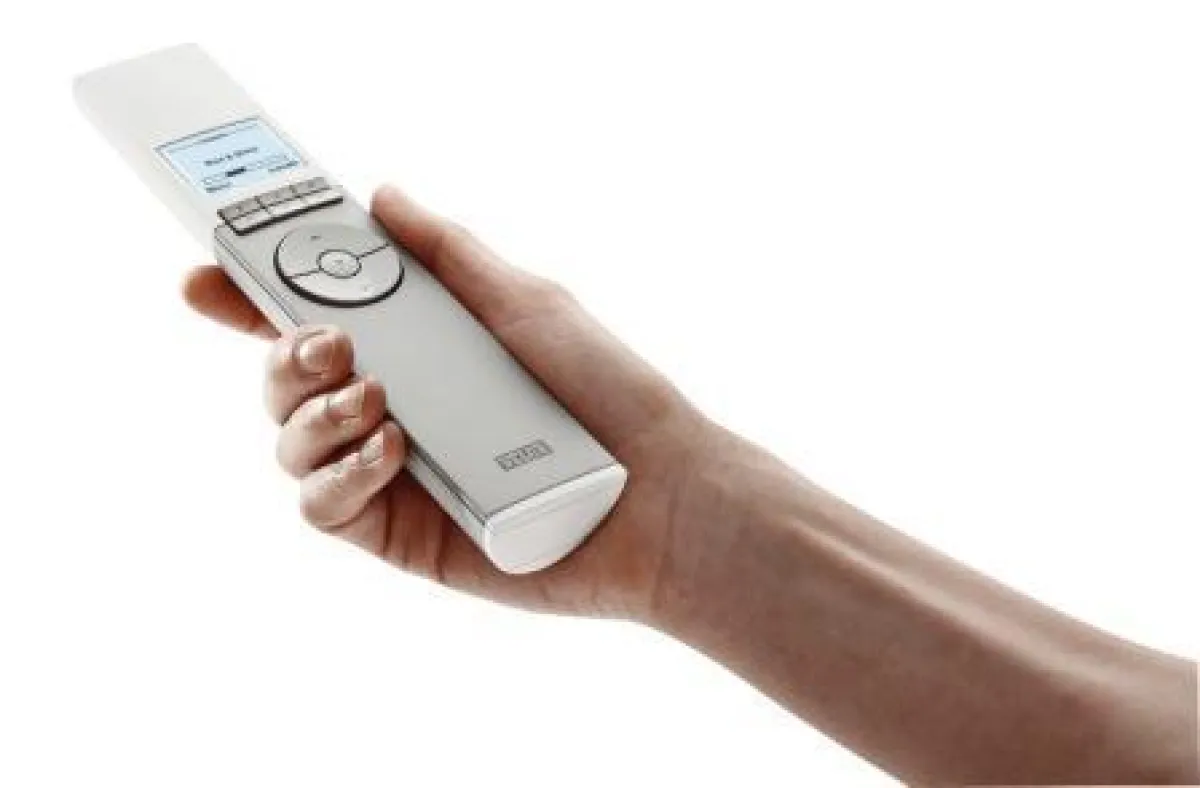 Die neue Zentrale fürs Zuhause: Mit der Funk-Fernbedienung können Bewohner nicht nur bis zu 200 Produkte ansteuern, sondern auch ganze Abläufe schnell und einfach festlegen. Foto: VELUX Deutschland Gm