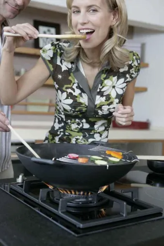 Bild: FIGAWA: Kochen mit Gas - Vollelektronische Zündung und Abschalt-Automatik sorgen für Sicherheit und Komfort
