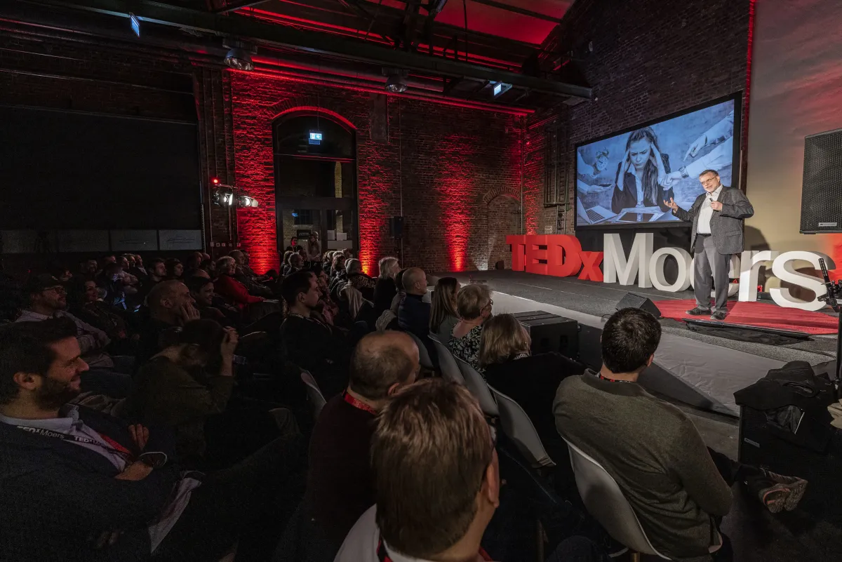 Prof. Gunter Dueck spricht bei TEDxMoers (© Christoph Reichwein)