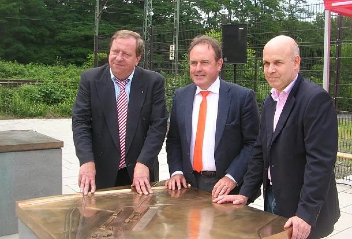 Josef Wirges, Bezirksbürgermeister von Ehrenfeld, Anton Bausinger und Künstler Bernd Grimm