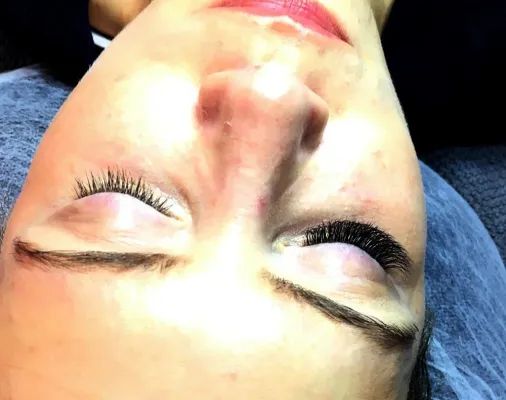 Bild: Den WOW!-Effekt im Blick- Volle Wimpern sorgen für einen aufregenden Look