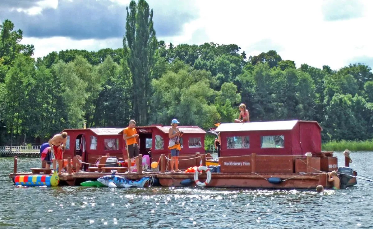 tagsüber Badeplattform, 2 Erwachsene und 2 Kinder finden nachts einen bequemen Schlafplatz
