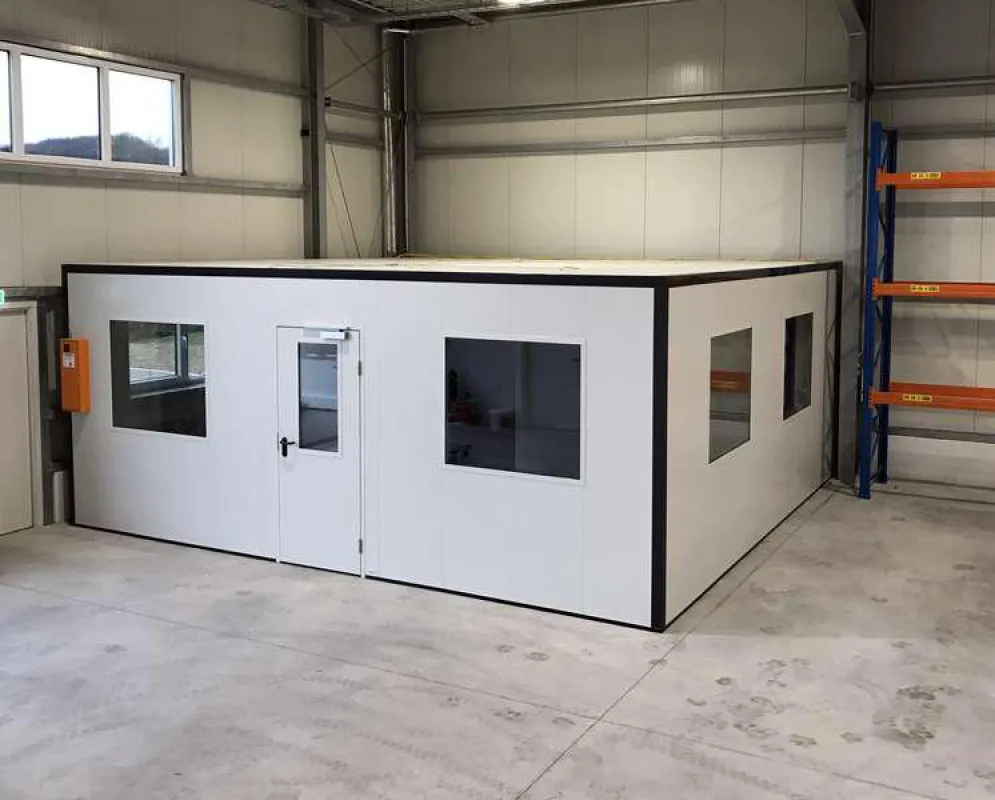 Hallenbüro für eine Montage vor Ort auf den vorhandenen Hallenfußboden