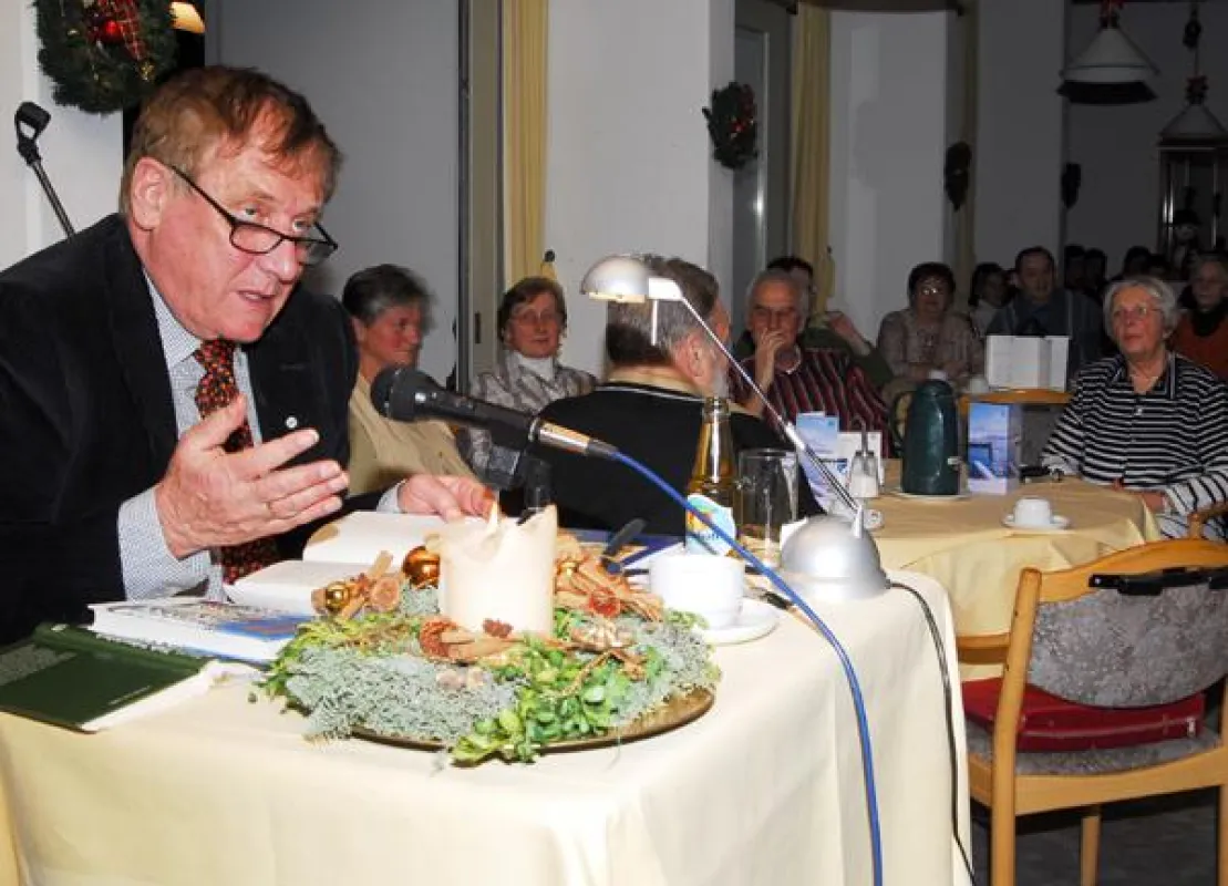 Prof. Helmut Zöpfl bei der Lesung auf der Weihnachtsfeier der Simssee Klinik Bad Endorf