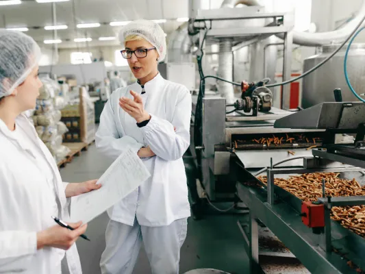 Bild: Reinigung und Hygienefreigabe in der Lebensmittelindustrie nach der Wartung