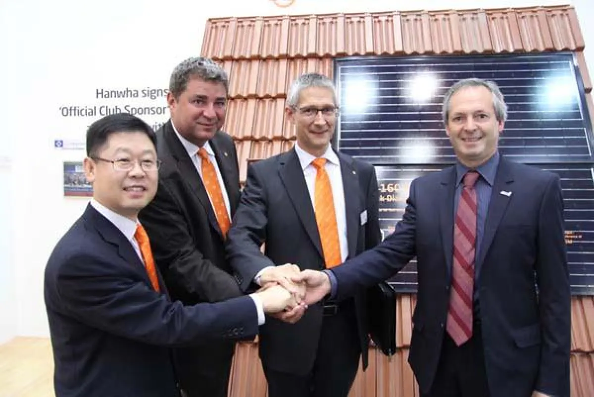 Auf gute Zusammenarbeit: v.l.: Justin (K.Y.) Lee, Andreas Liebheit, Stefan Ams (alle Hanwha SolarOne) und Hans Wimmer (HaWi)