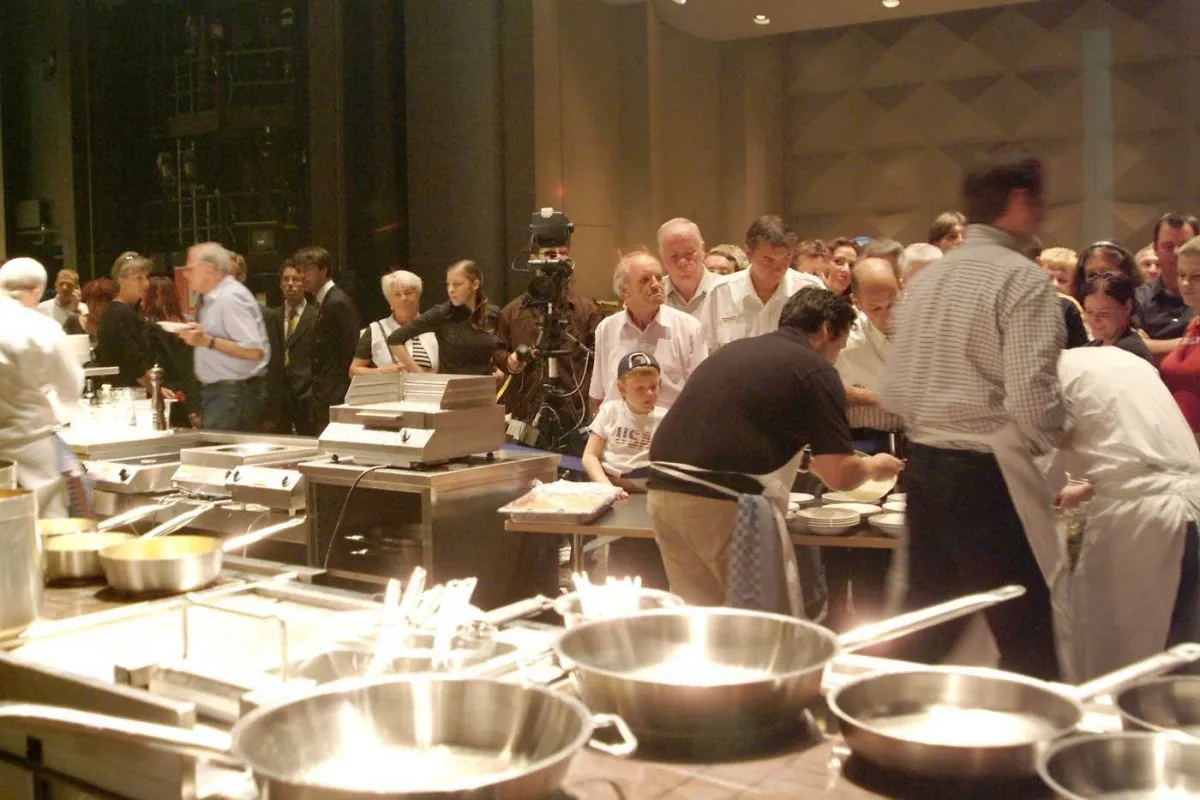 In der Schauküche der „Genuss am See“ verraten Küchenmeister Tipps und Tricks. Foto: Genuss am See/Christian Grass